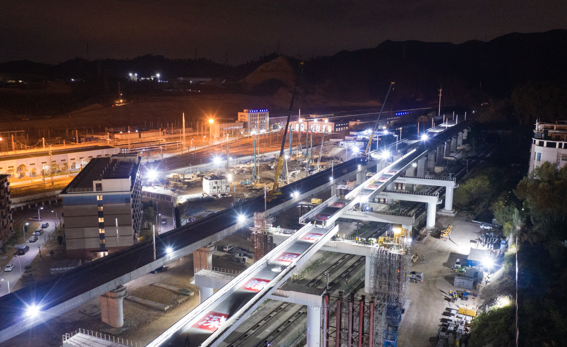 国内首次上跨广深港高铁箱梁横移施工全部完成