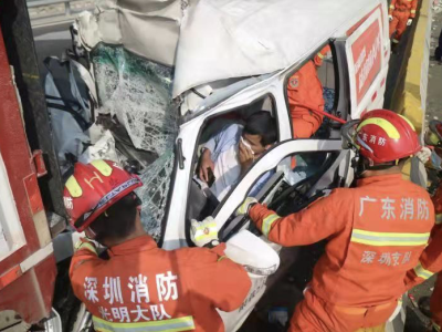 龙大高速两车追尾，深圳消防迅速救援被困司机