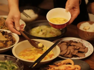 商务部：餐馆应提供公筷公勺，提倡就餐时间不超过两小时