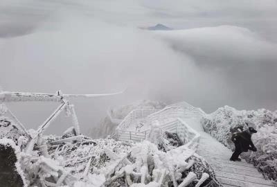 真美！广东清远连山金子山降雪持续，出现雾凇和冰挂