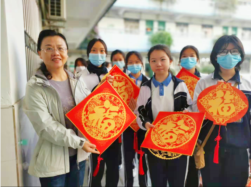 布心中学社团开展“新春送福”活动
