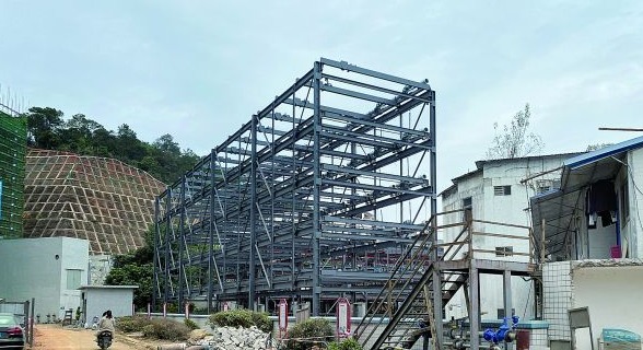 建设中的封开县人民医院立体停车库项目，建成后可提供179个车位。 西江日报记者 潘粤华 摄