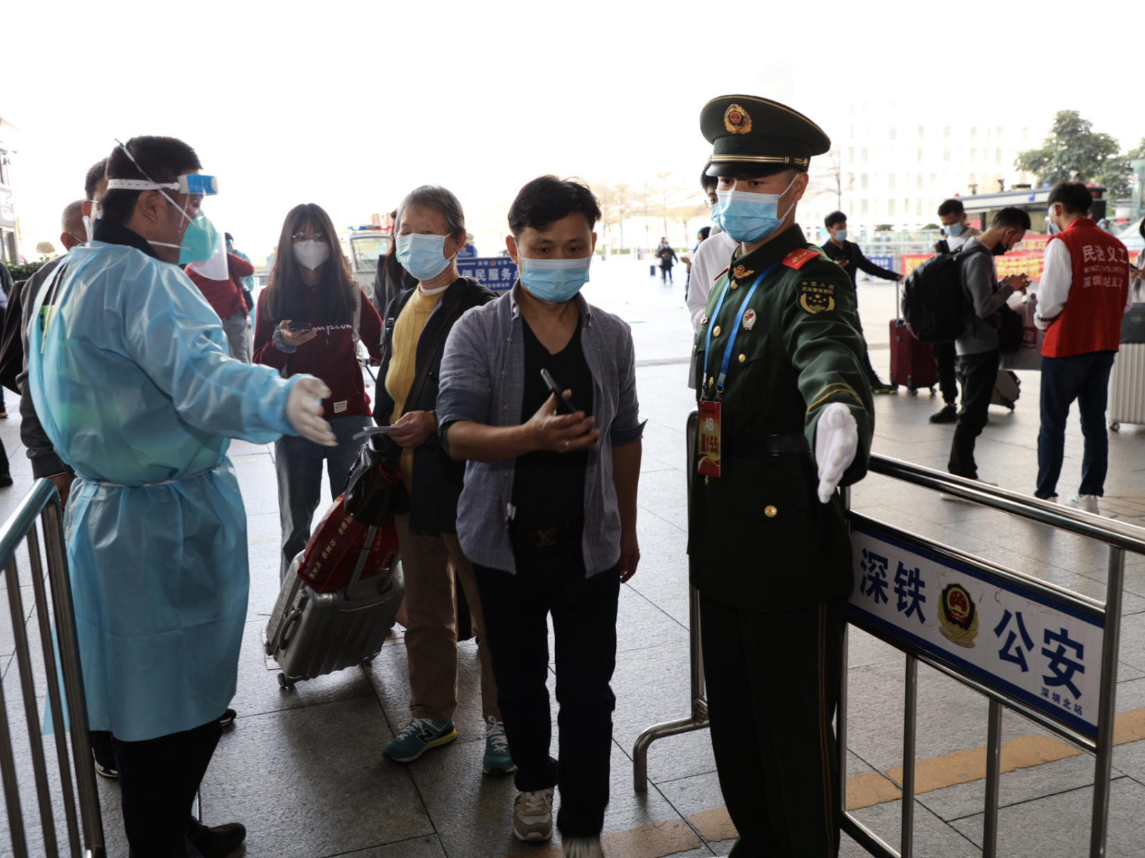 春运首日随处可见的“橄榄绿”，武警为过往旅客护航