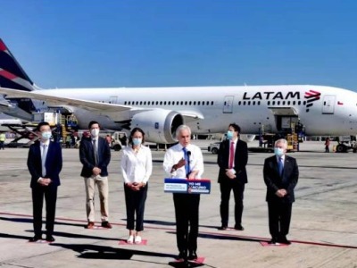 中国新冠疫苗运抵智利，总统亲自赴机场迎接