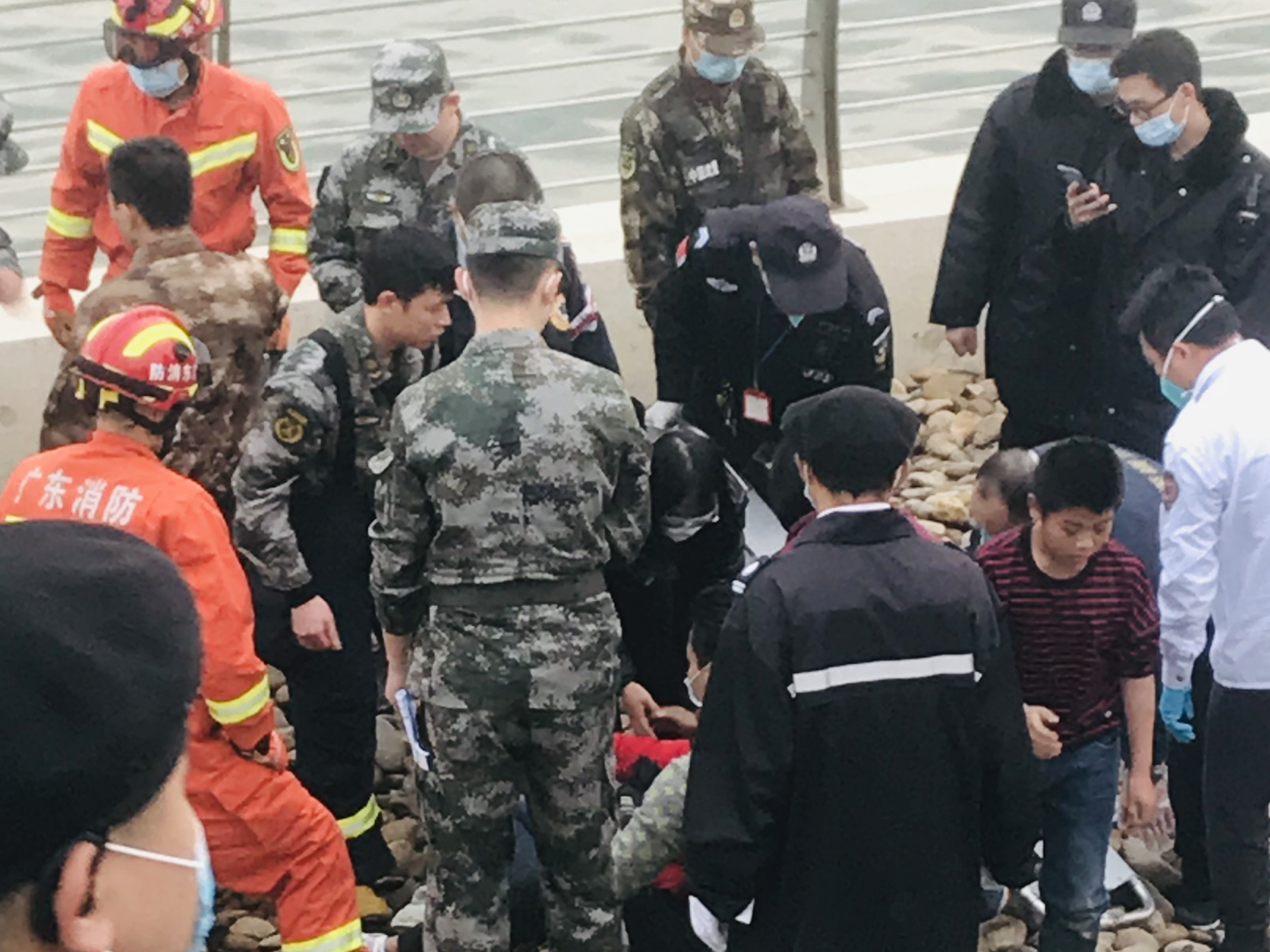 孩童海边抓螃蟹被巨石压到，南航安全员危情时刻显身手