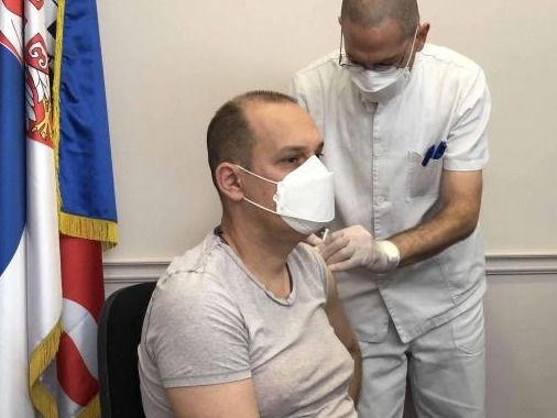 塞尔维亚卫生部长接种中国新冠疫苗