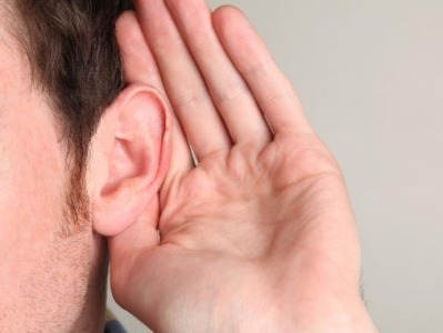 压力大、用耳过度、常戴耳机，年轻人需提防“突聋”风险