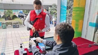 广东省汽车站长者绿色通道启用：刷身份证便可核验健康码