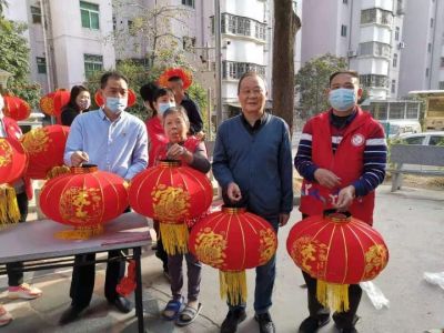 金鹏社区党委开展“红红火火过大年”迎新春送灯笼活动