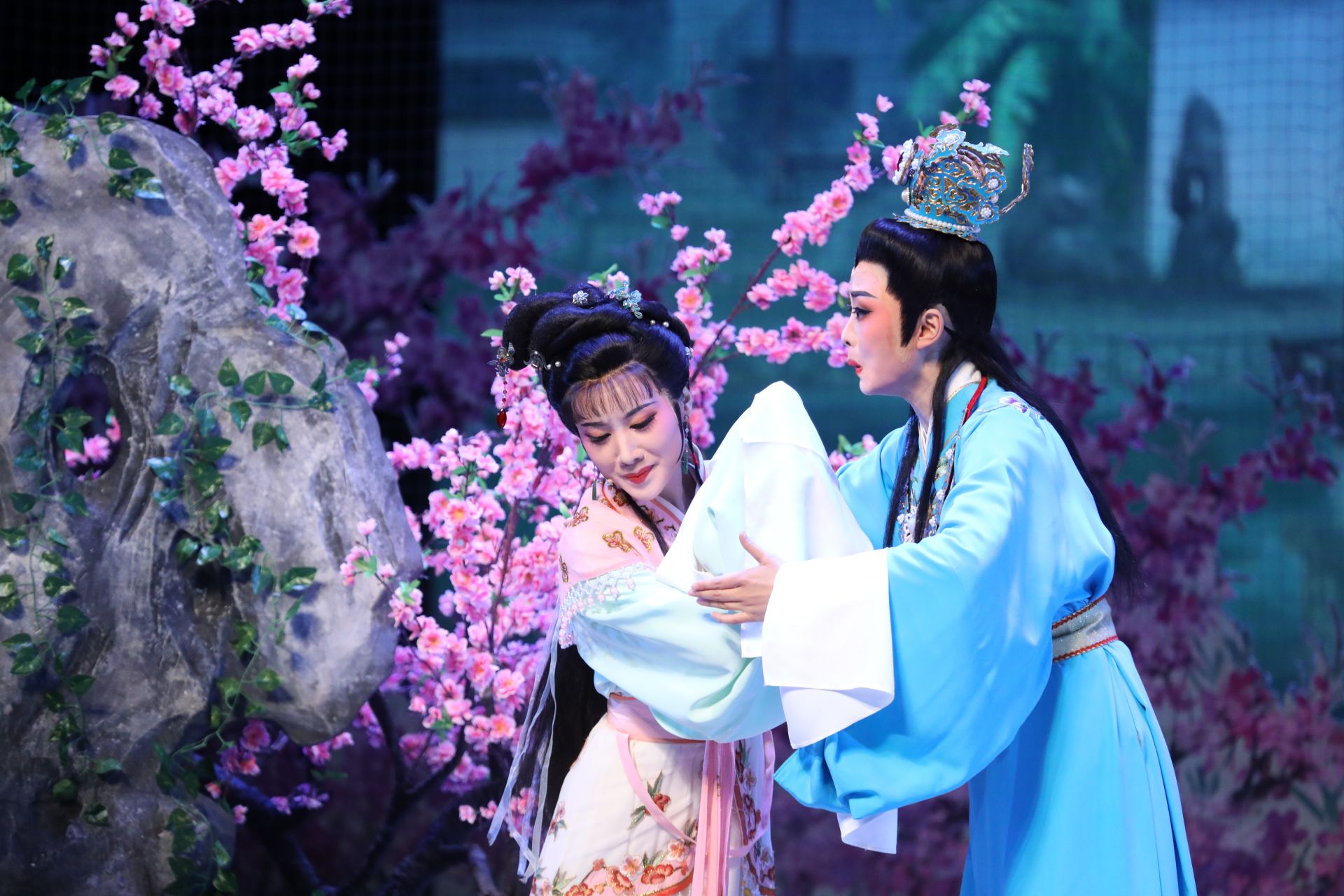 钱惠丽、单仰萍组合久违归来，这版《红楼梦》谢幕掀翻屋顶