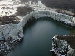 壮观！镜泊湖吊水楼瀑布现“百米冰瀑”壮观景象