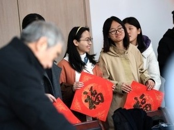 多地出台“就地过年”奖励政策：流动人口落户、入学可加积分