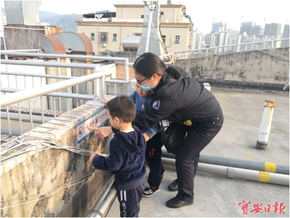 男孩天台攀爬玩耍 福永网格员及时制止