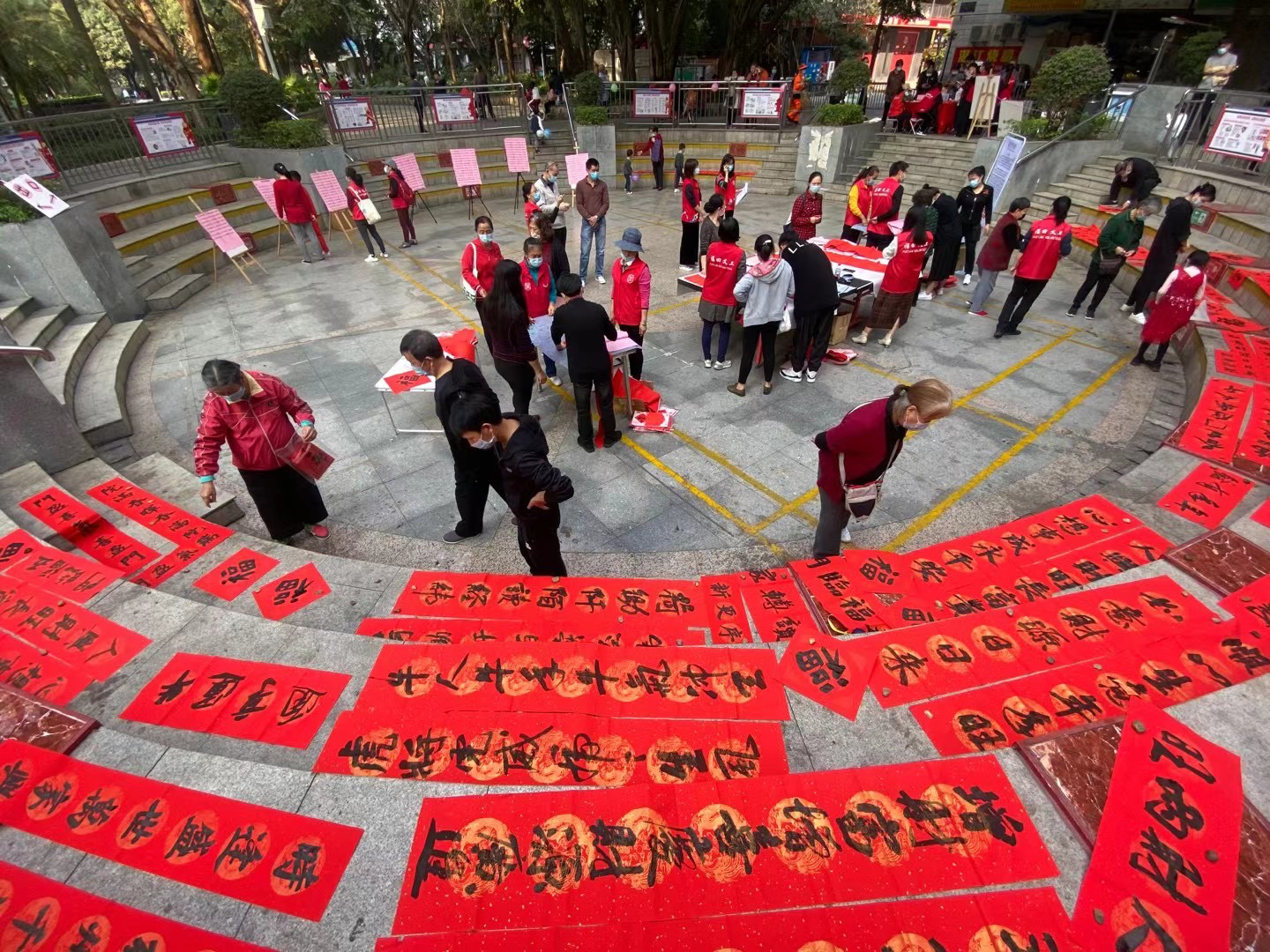 “牛转乾坤福满门”，海滨社区赠春联迎新春