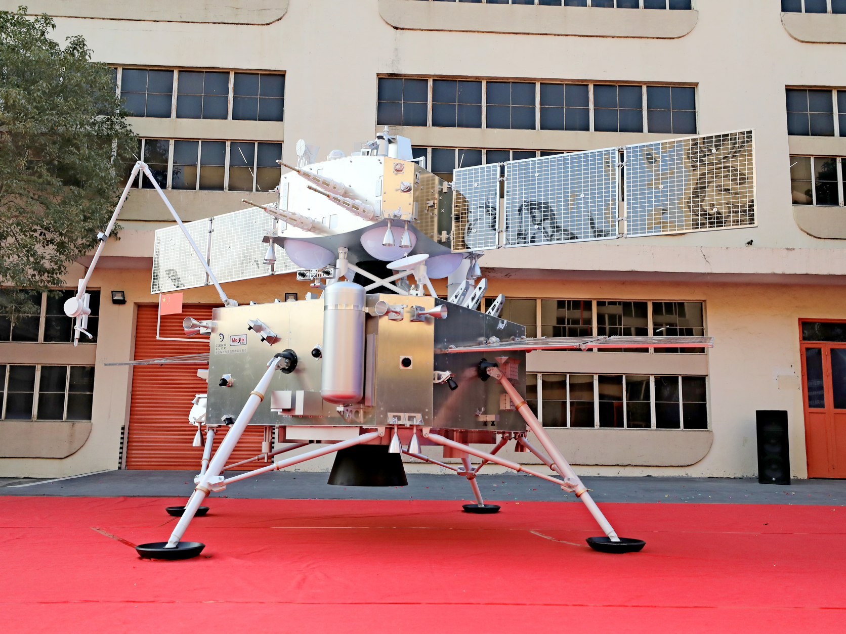 先睹为快！全球首套嫦娥五号1:1模型在东莞交接