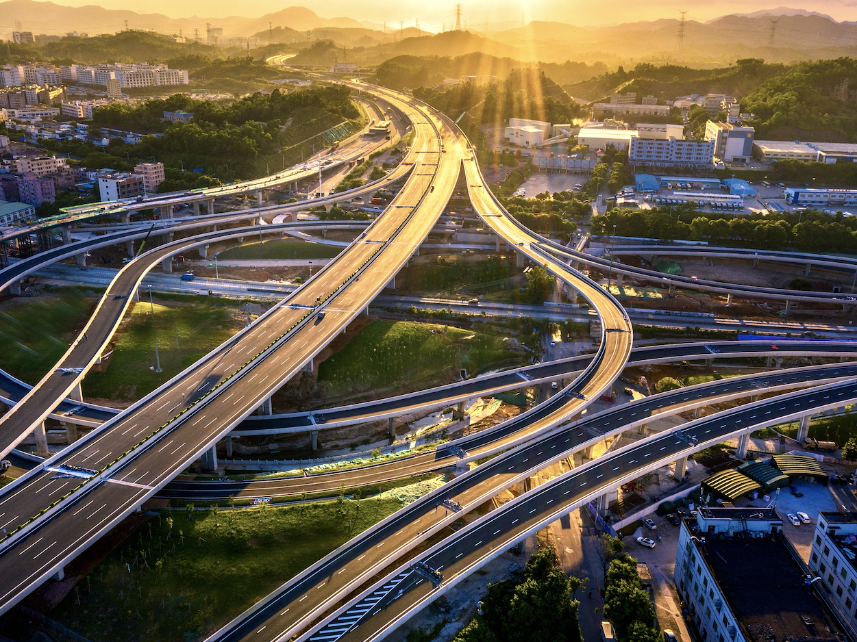 2022年底大湾区以三大核心形成一小时交通圈，深汕第二高速公路已纳入规划