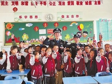 首个“中国人民警察节”将至！横琴边检民警和小学生这样庆祝