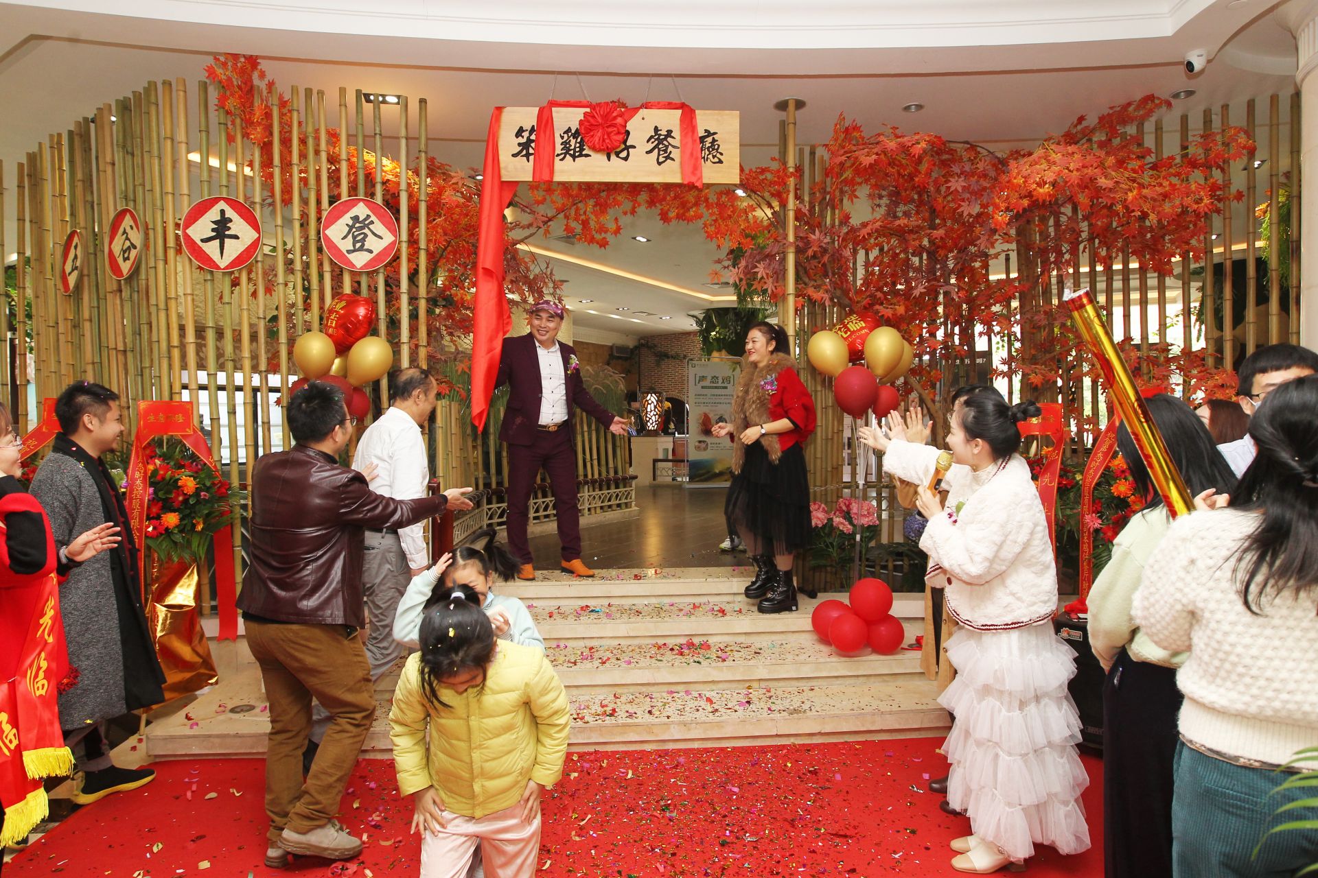 进店先唱歌，否则不接待！“笨鸡仔声态餐厅”落户东莞樟木头  