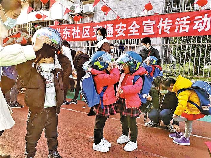 兴东社区  娃娃上“交通安全课”