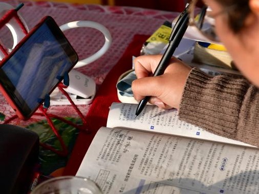 “衡水一中学假期上网课”追踪：当地重申寒假不准安排线上教学 