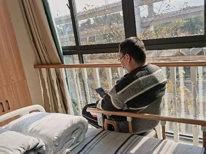 39岁程序员住养老院引热议 “朝6晚9”和老人一起追剧……  