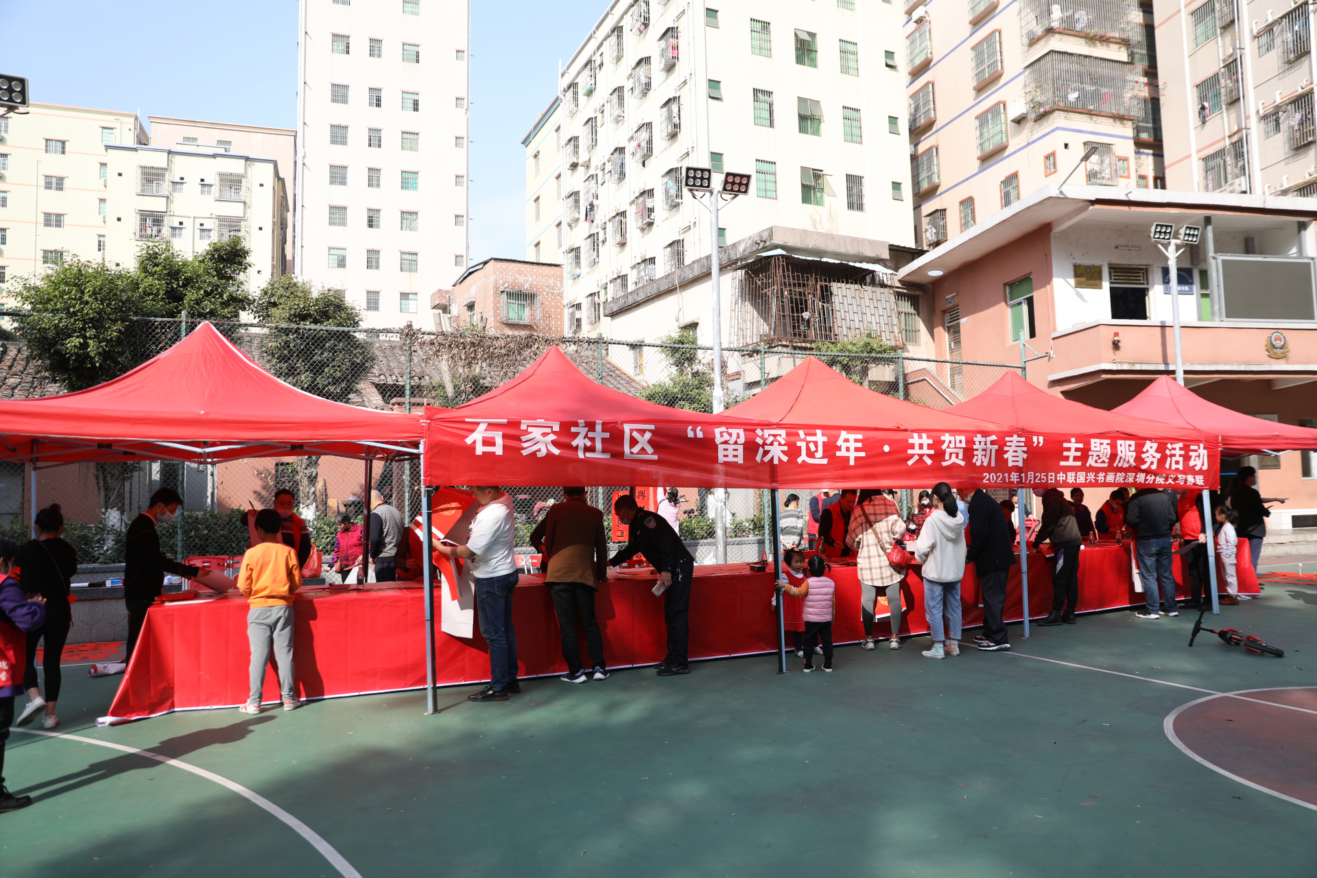 石家社区义写春联为居民送祝福