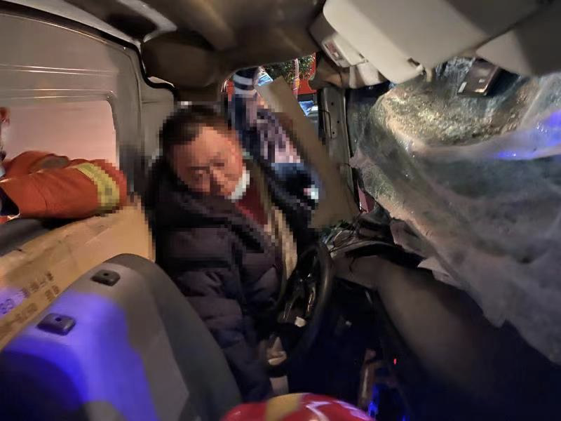 深圳面包车追尾大货车有人被困  消防15分钟救援送医