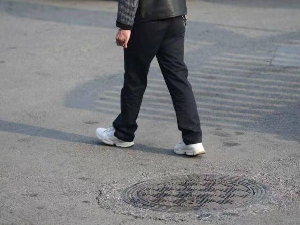 守护“脚底的安全”，广州加强井盖设施维护