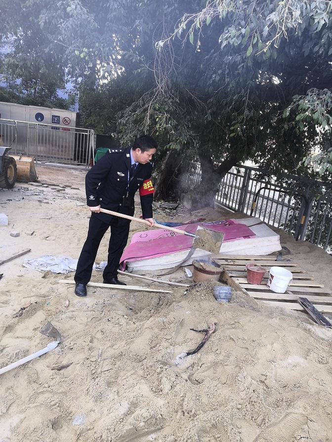 学童露天焚烧垃圾，松岗网格员及时制止