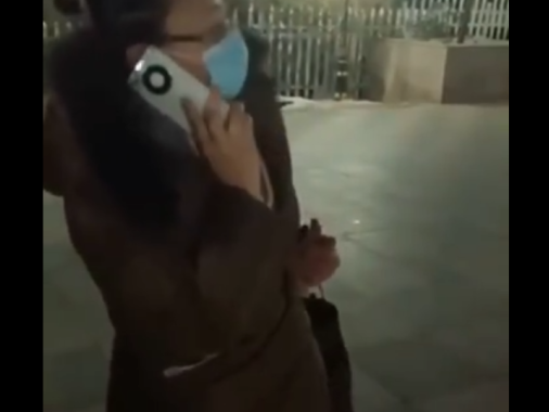 央媒评女子不配合防疫登记：志愿者小伙怼得好，女士你别嚣张