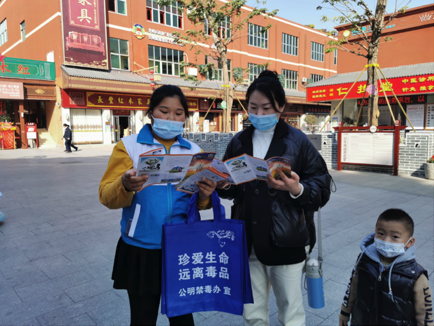 公明禁毒宣传进景区，筑牢景区安全网