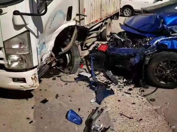 父亲无证驾驶儿子刚提3天的新车 连撞10车