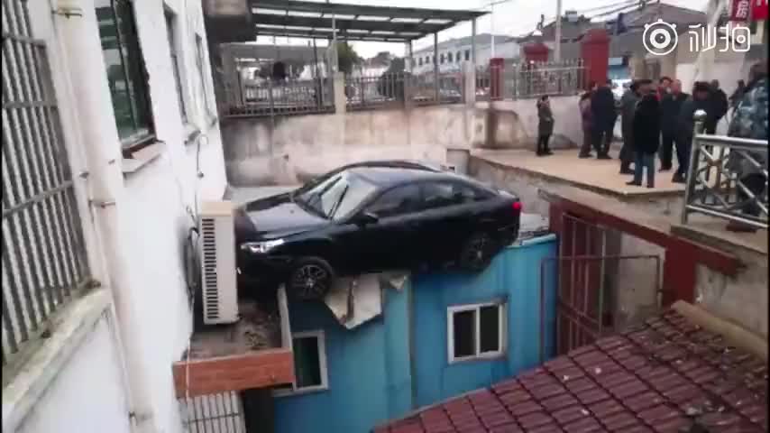 司机油门当刹车踩冲上二楼民居，房主：以为地震了
