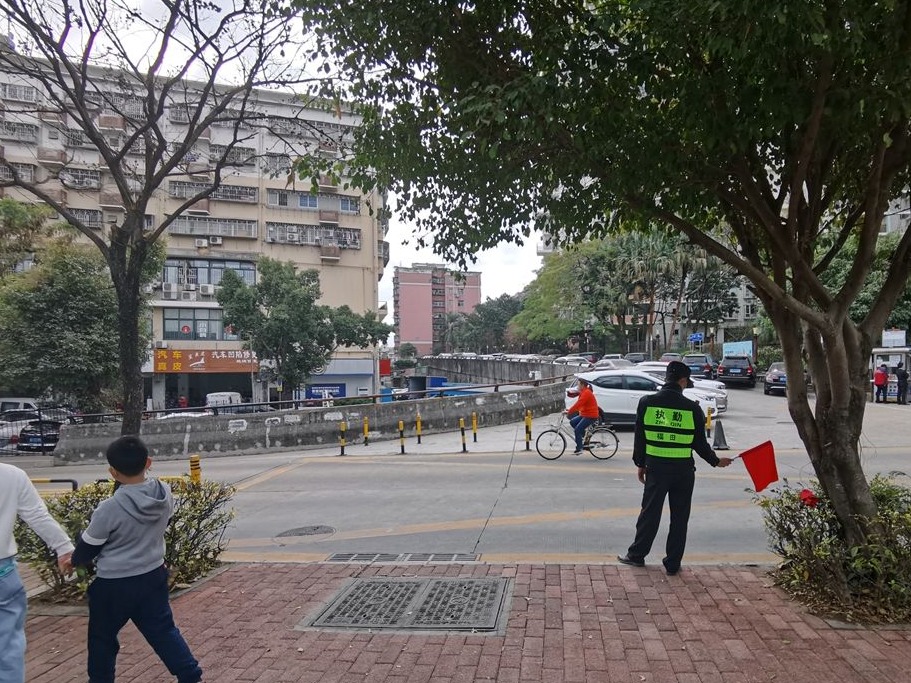 张牙舞爪的围栏扶正了 竹香一路还有更多好消息……