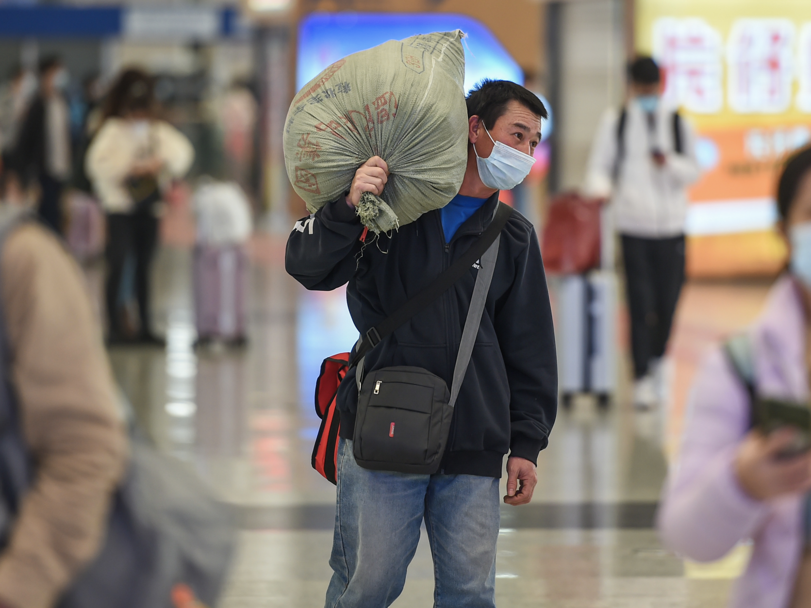 春运首日 | 深圳各交通场站扫码测温加强防疫，免费口罩洗手液方便旅客