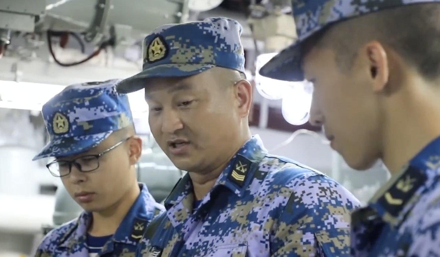 驻港部队轮机老兵守护香江18年