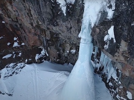 俄罗斯勘察加边疆区一处冰冻瀑布发生崩塌，已致1死3伤