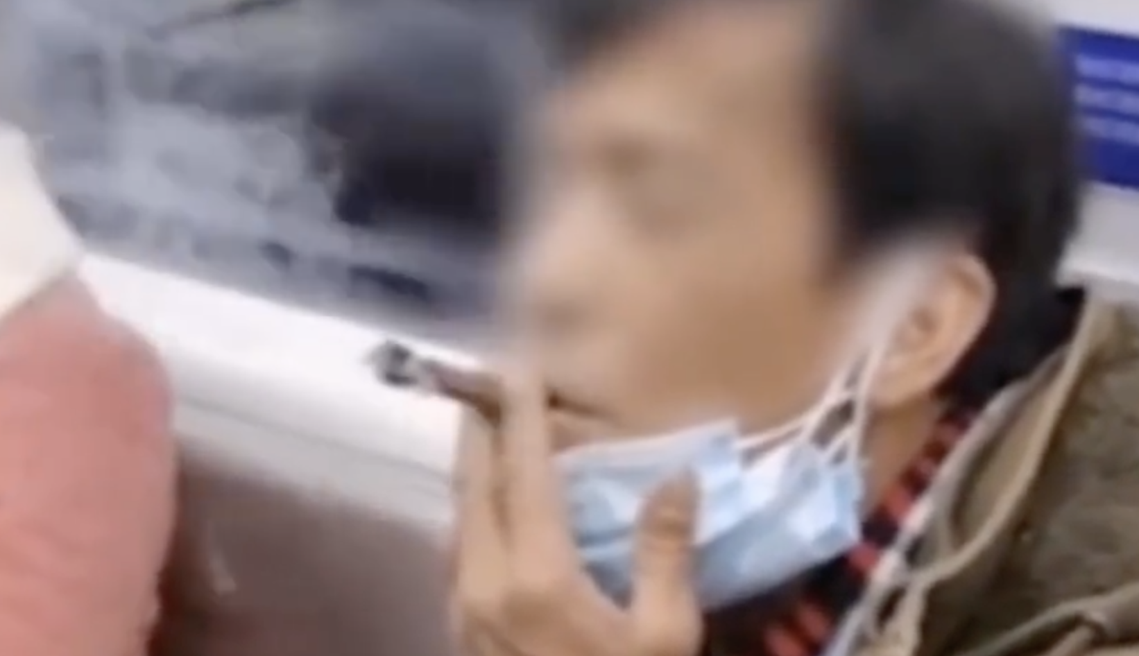 成都地铁回应男子地铁内抽烟