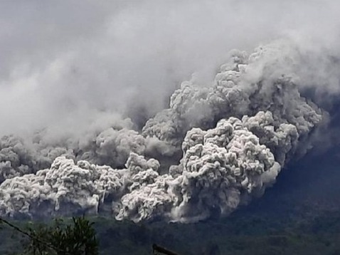 印尼莫拉比火山喷发：浓烟高达2000米，附近居民已被疏散