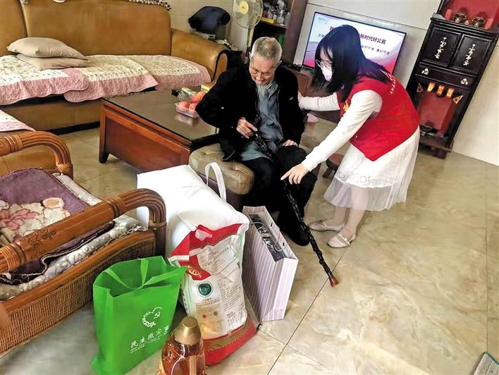 光明街道切实做好“寒冬送温暖”  入户探访辖区困难群体，根据需求发放保暖物资