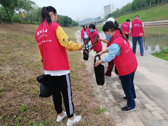 凤凰街道志愿者参加“护河”行动，维护水清岸绿环境