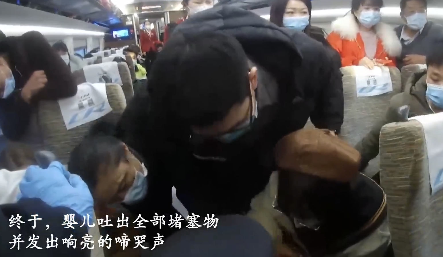 婴儿食物卡喉列车长联手4名医学生救下