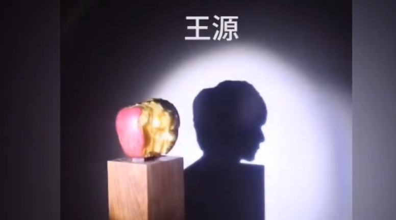 男子用苹果咬出20多位名人剪影