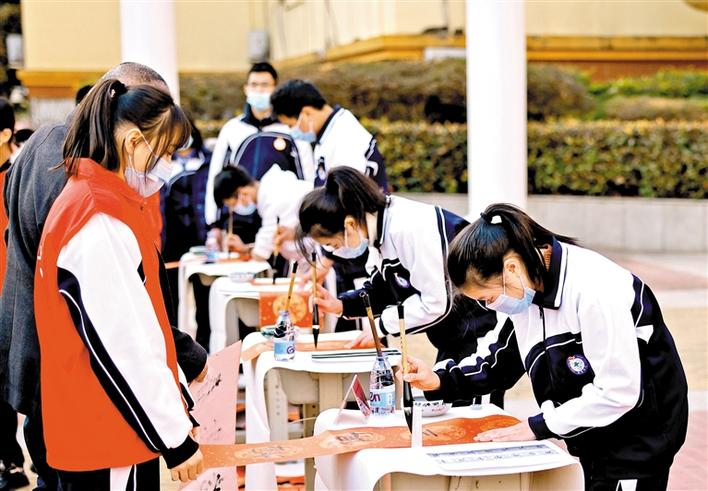 松岗中学师生义写春联送祝福