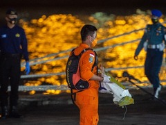 印尼海上悼念失事客机死难者