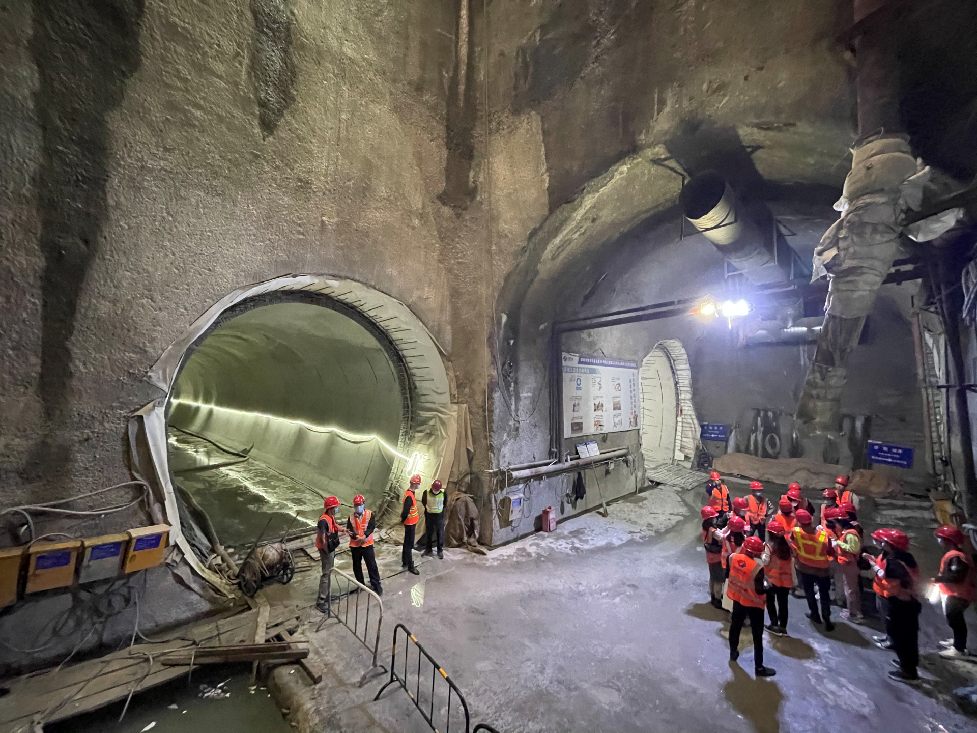 地铁12号线年内实现隧道贯通车站封顶