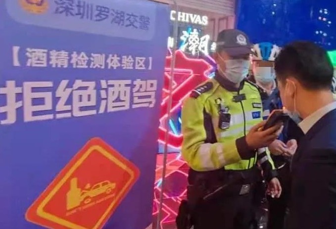 司机喝“断片”驾车后，竟在红绿灯路口睡觉！被查时车子还未熄火……