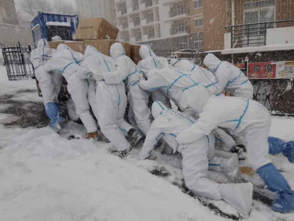 大连海洋大学师生志愿者顶风冒雪送防疫物资，场景被学生记录！