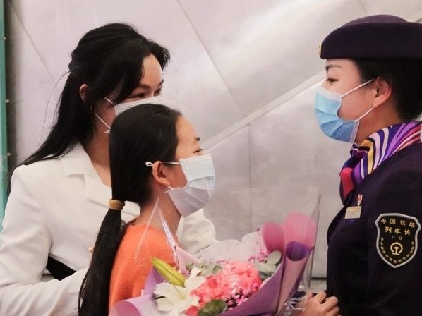 13年不断的情缘，这对特殊“母女”在广州东站重逢