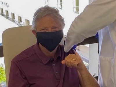 65岁比尔·盖茨公开接种新冠疫苗，笑称感觉很好